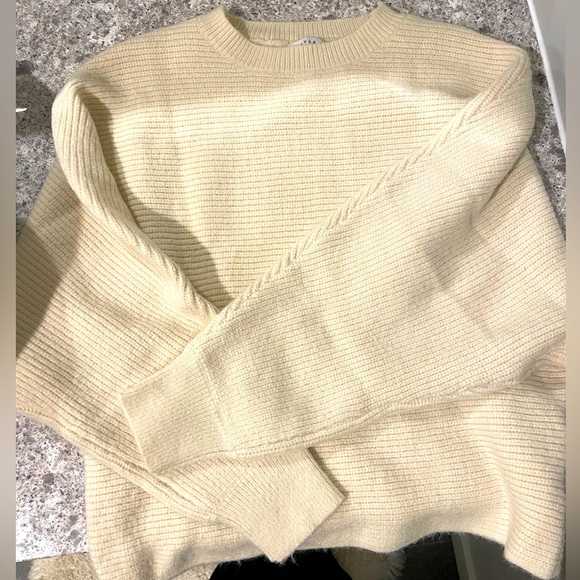 Cozy sweater with dropped shoulder and loose sleeve - Picture 1 of 3
